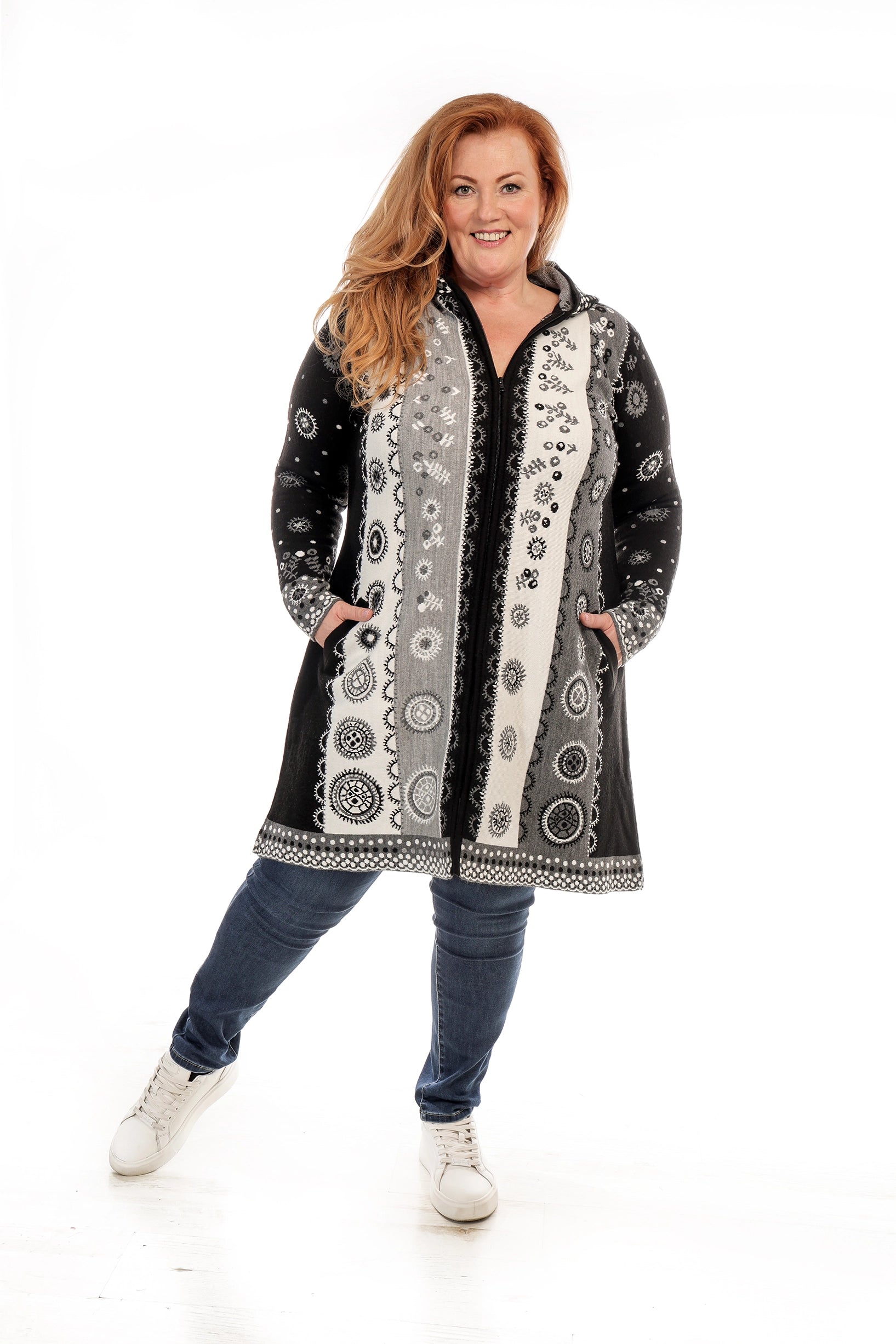 Bojana Kötött Kabát Kapucnival és Részletgazdag Mintával