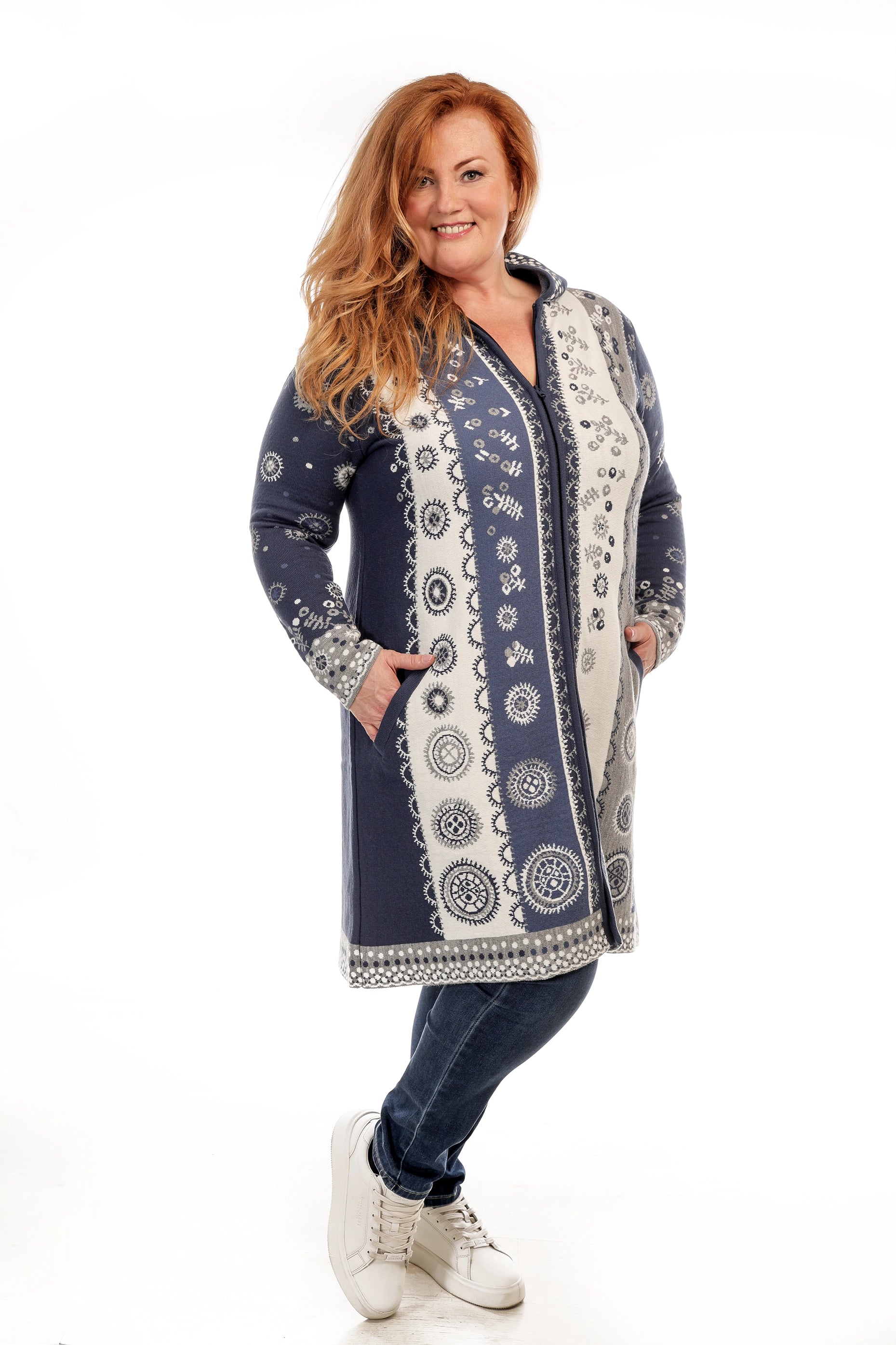 Bojana Kötött Kabát Kapucnival és Részletgazdag Mintával