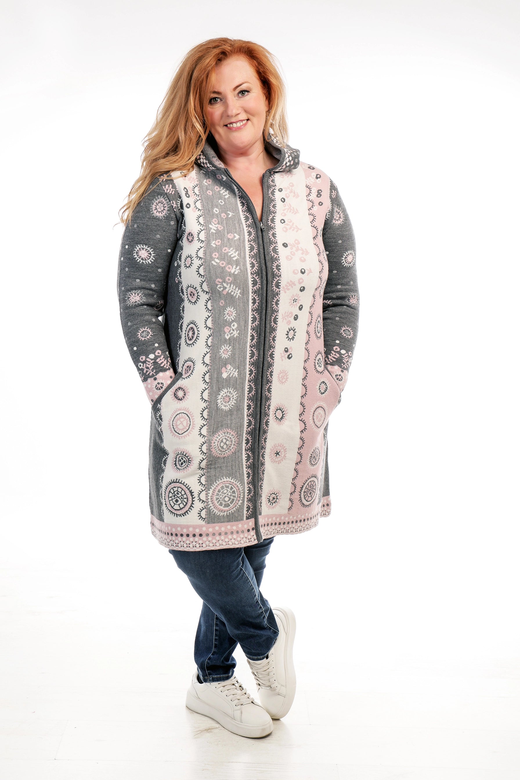 Bojana Kötött Kabát Kapucnival és Részletgazdag Mintával