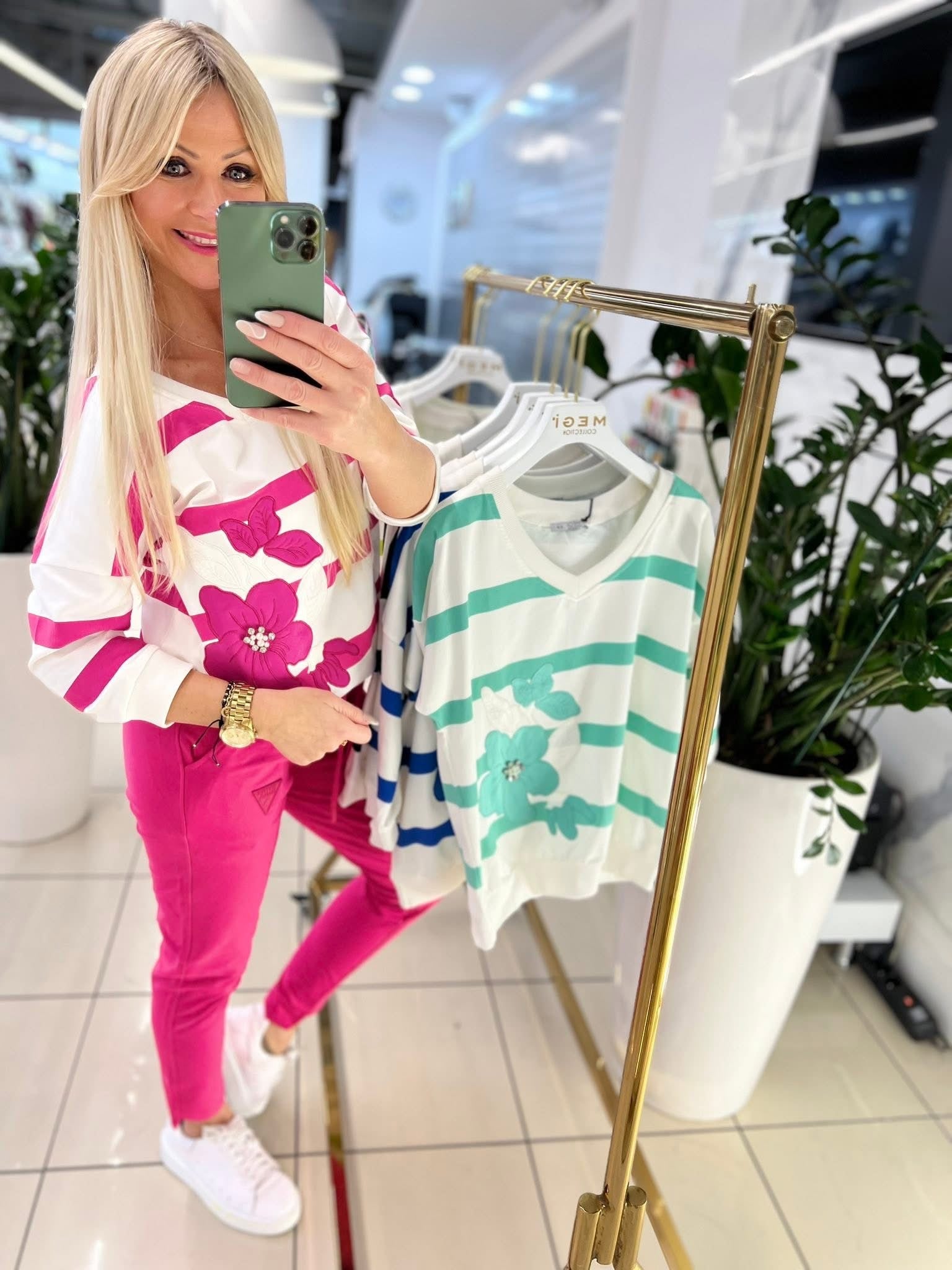 Anikó V-nyakú női felső